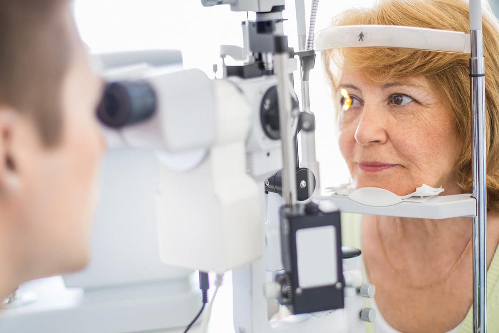 Patientin bei einer Augenuntersuchung: Wird ein Glaukom früh erkannt, kann man es meist gut behandeln, so dass sich die Sehkraft nicht weiter verschlechtert.