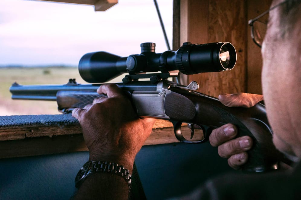 im Anschlag: Die meisten der echten Schusswaffen sind Gewehre für die Jagd.