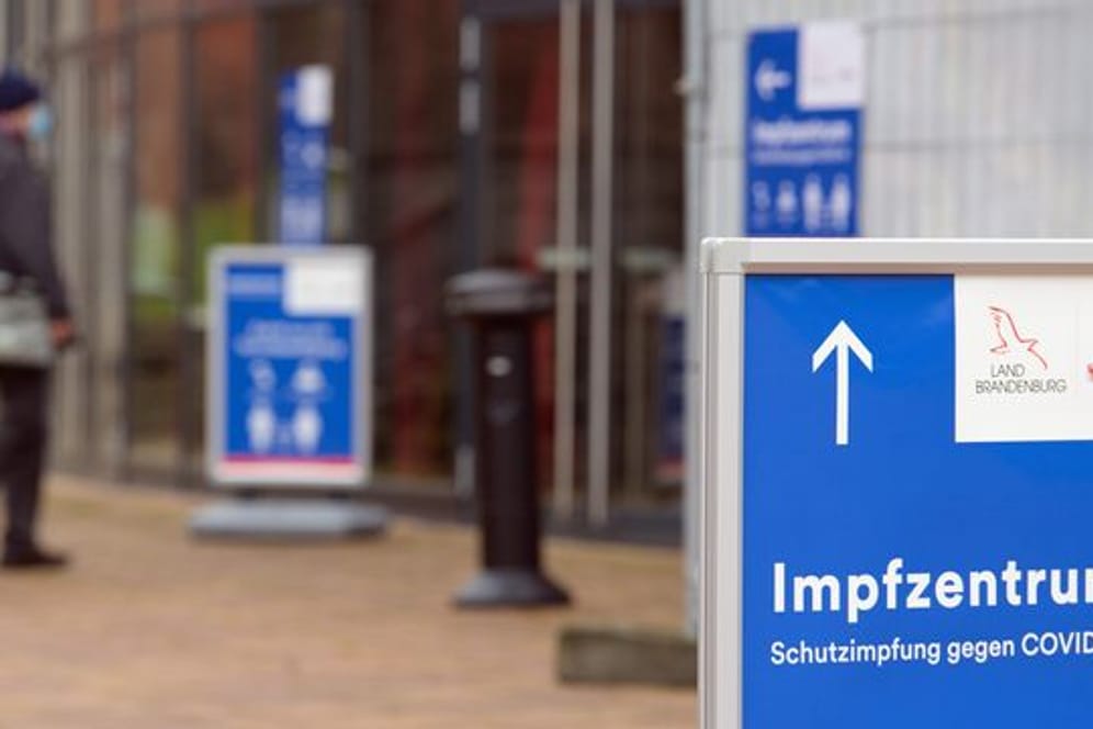 Das Impfzentrum in der Metropolishalle des Filmparks Babelsberg (Symbolbild): Geimpfte sollen künftig mehr Freiheiten erhalten.