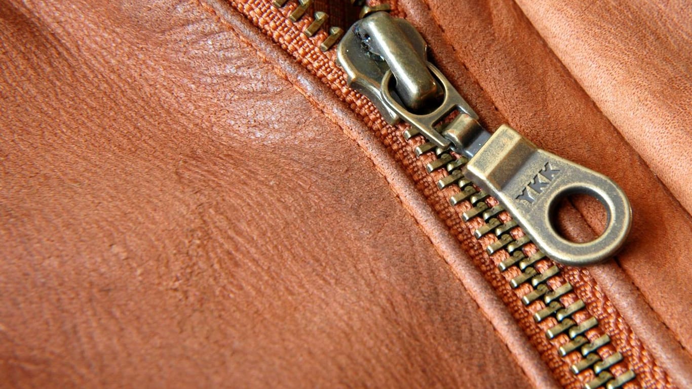 Reißverschluss an einer Lederjacke: Einige Reißverschlüsse sind mit dem Kürzel YKK versehen.