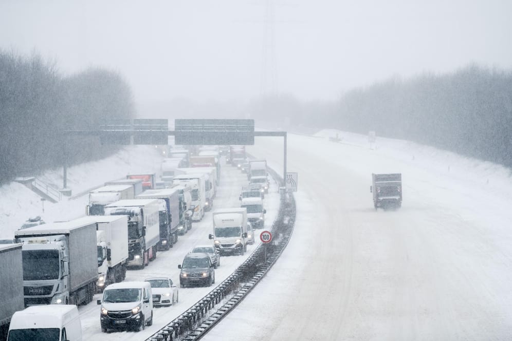 Stau auf der Autobahn: Im Winter sollten Sie sich immer mit einem vollen Tank auf den Weg machen. Denn durch Schneefall kann jederzeit der Verkehr zum Stillstand kommen.