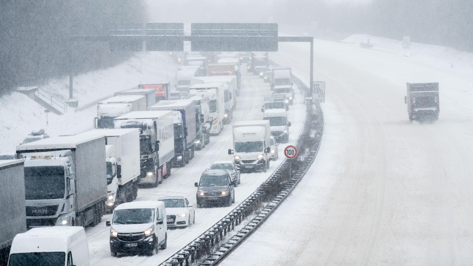 Stau auf der Autobahn: Im Winter sollten Sie sich immer mit einem vollen Tank auf den Weg machen. Denn durch Schneefall kann jederzeit der Verkehr zum Stillstand kommen.