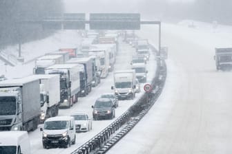 Stau auf der Autobahn: Im Winter sollten Sie sich immer mit einem vollen Tank auf den Weg machen. Denn durch Schneefall kann jederzeit der Verkehr zum Stillstand kommen.
