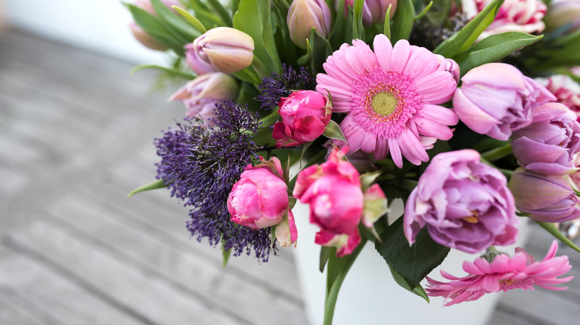 Blumenstrauß: Auch Schnittblumen benötigen regelmäßig frisches Wasser, damit sie länger halten.