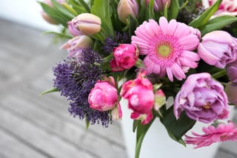 Blumenstrauß: Auch Schnittblumen benötigen regelmäßig frisches Wasser, damit sie länger halten.