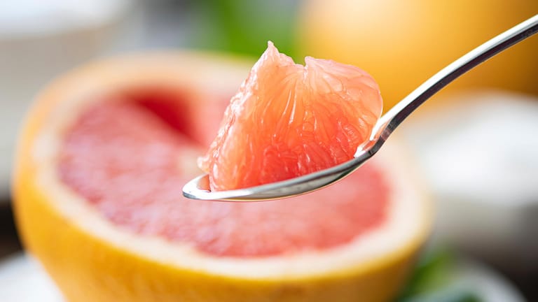 Grapefruit: Das Fruchtfleisch lässt sich gut aus der Frucht löffeln.