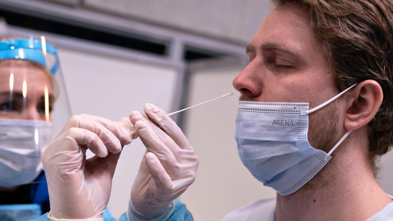 Corona-Test: Die gängige Methode zum Virusnachweis ist der sogenannte PCR-Abstrich aus Nase oder Rachen.