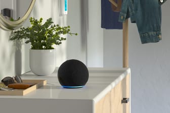 Amazon Echo Dot: Der smarte Lautsprecher ist heute bei mehreren Shops stark reduziert.