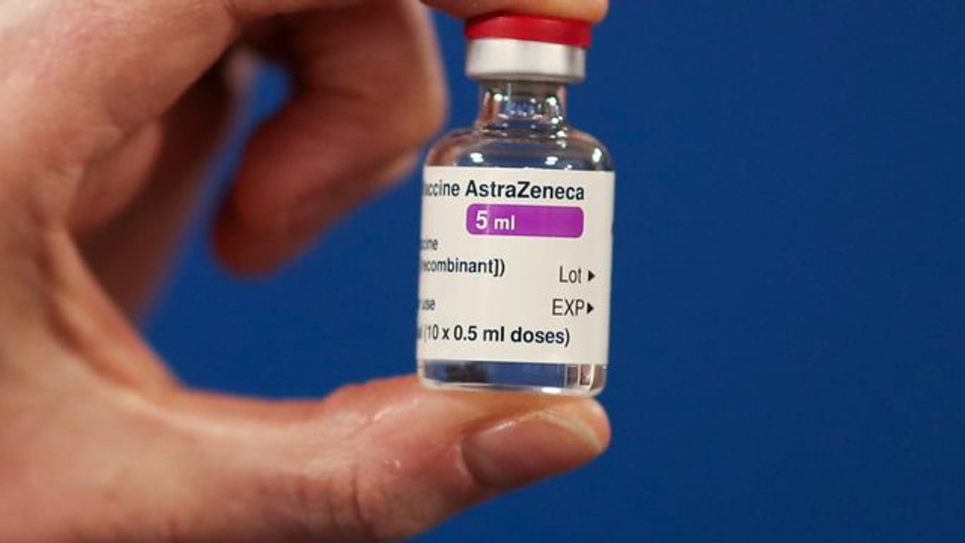 Eine Ampulle des Corona-Impfstoffs der Universität Oxford und des Pharmakonzerns Astrazeneca: Forscher haben nun Verunreinigungen in dem Vakzin entdeckt.