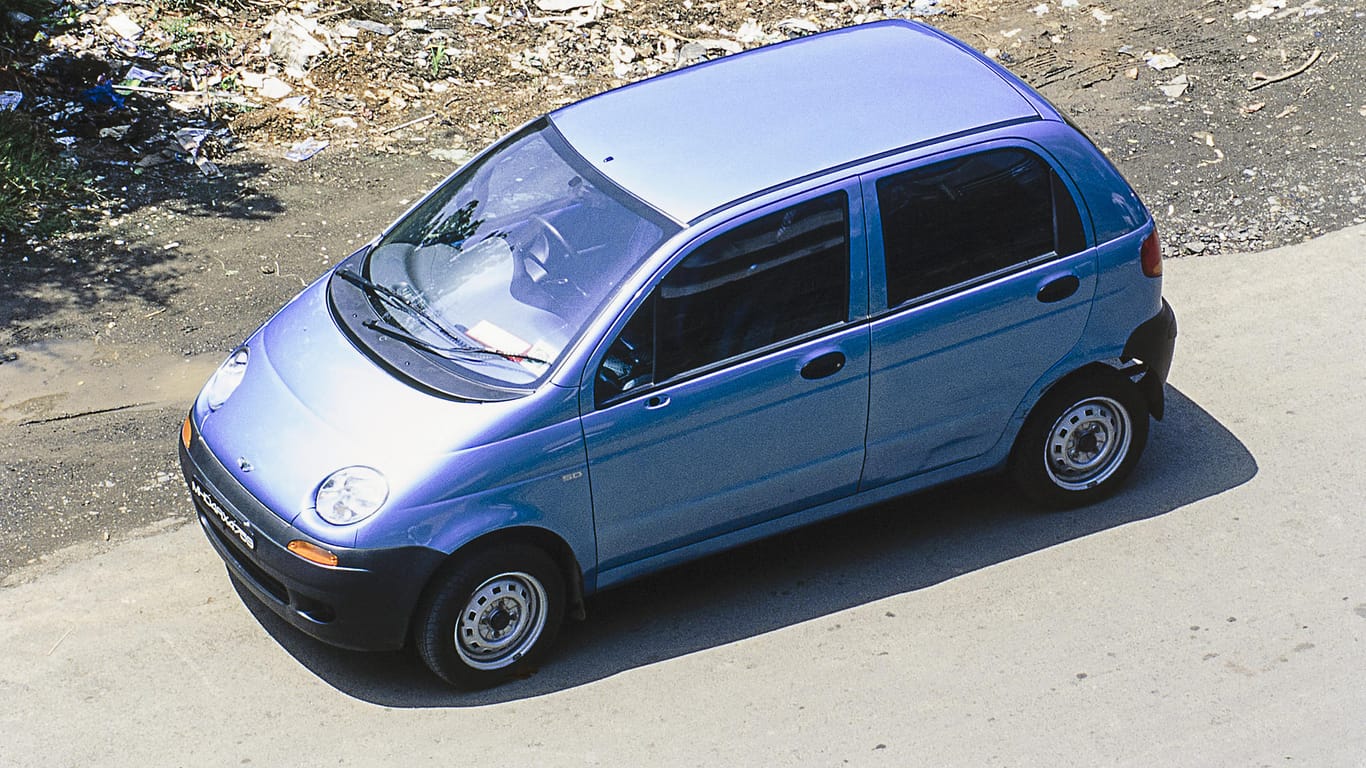 Blaues Auto: Beim Kauf eines Gebrauchtwagen in dieser Farbe können Sie Geld sparen.