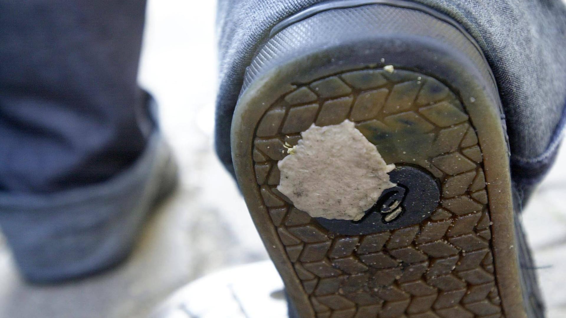 Kaugummi: Manchmal klebt er hartnäckig an der Schuhsohle.