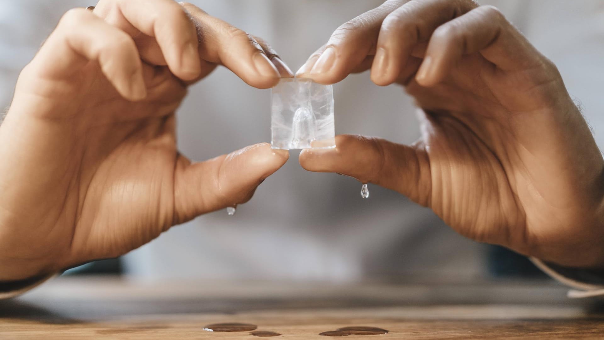 Eiswürfel: Seine Kälte lässt den Kaugummi bröcklig werden.