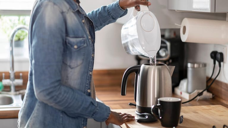 Wasserkocher: Nach langer Verwendung muss das Küchengerät entkalkt werden — dafür können Sie auch Gurkenwasser verwenden.