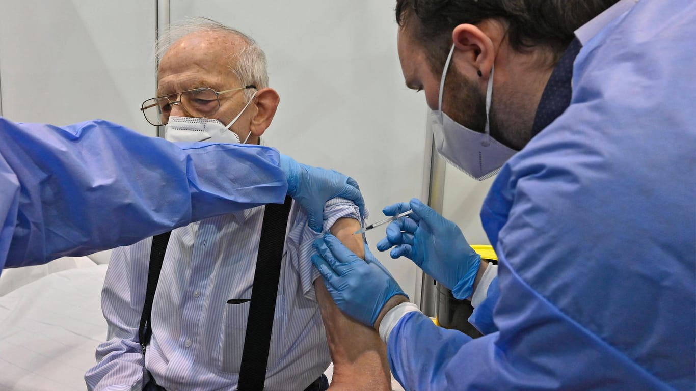 Ein 89-jähriger Mann wird in Essen gegen Corona geimpft. Viele Ärzte fordern ein Umdenken bei den Corona-Strategie und mehr realistische Maßnahmen.
