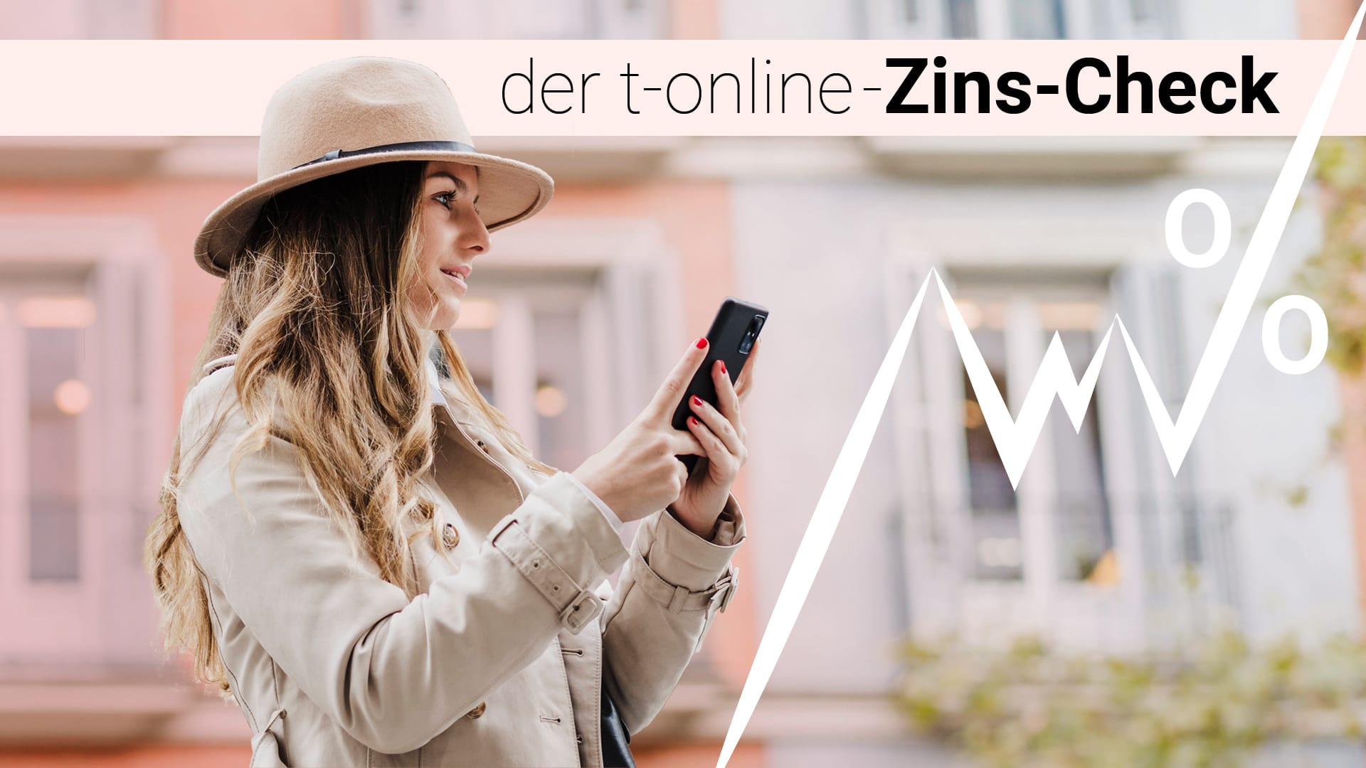 Eine Frau prüft Angebote auf ihrem Smartphone (Symbolbild): t-online fasst für Sie jeden Monat die besten Zinsen auf Tages- und Festgeld zusammen.