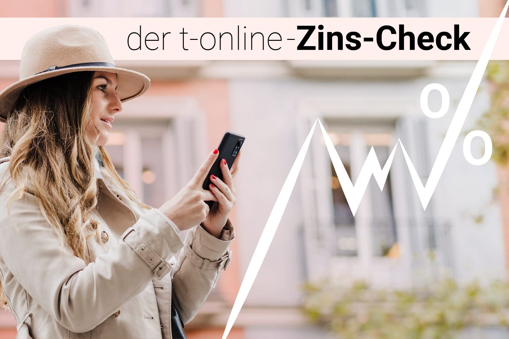 Eine Frau prüft Angebote auf ihrem Smartphone (Symbolbild): t-online fasst für Sie jeden Monat die besten Zinsen auf Tages- und Festgeld zusammen.