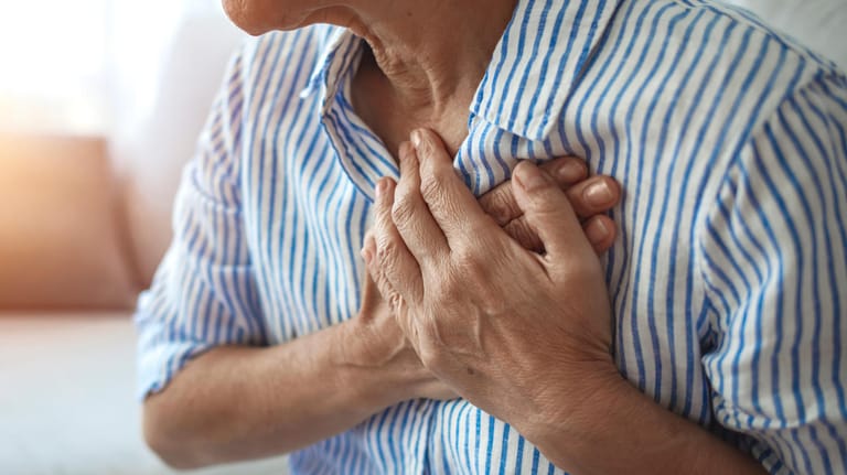 Brustschmerzen: Einen hundertprozentigen Schutz vor einem Herzinfarkt gibt es nicht.