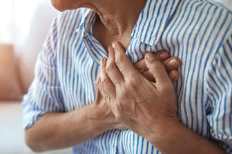 Brustschmerzen: Einen hundertprozentigen Schutz vor einem Herzinfarkt gibt es nicht.