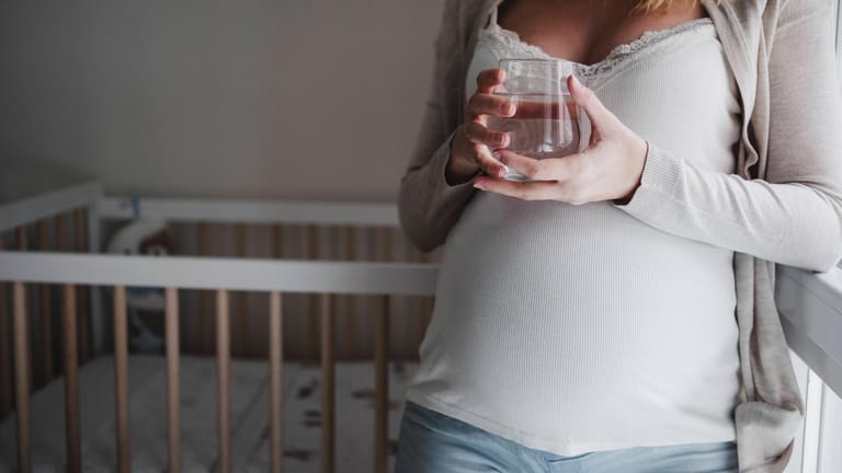 Inkontinenz nach einer Schwangerschaft: Häufig ist nach einer Geburt der Beckenboden überlastet.