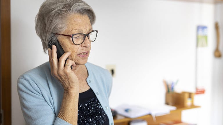 Ältere Frau (Symbolbild): Mit einer Direktversicherung spart der Arbeitgeber in eine Lebensversicherung.