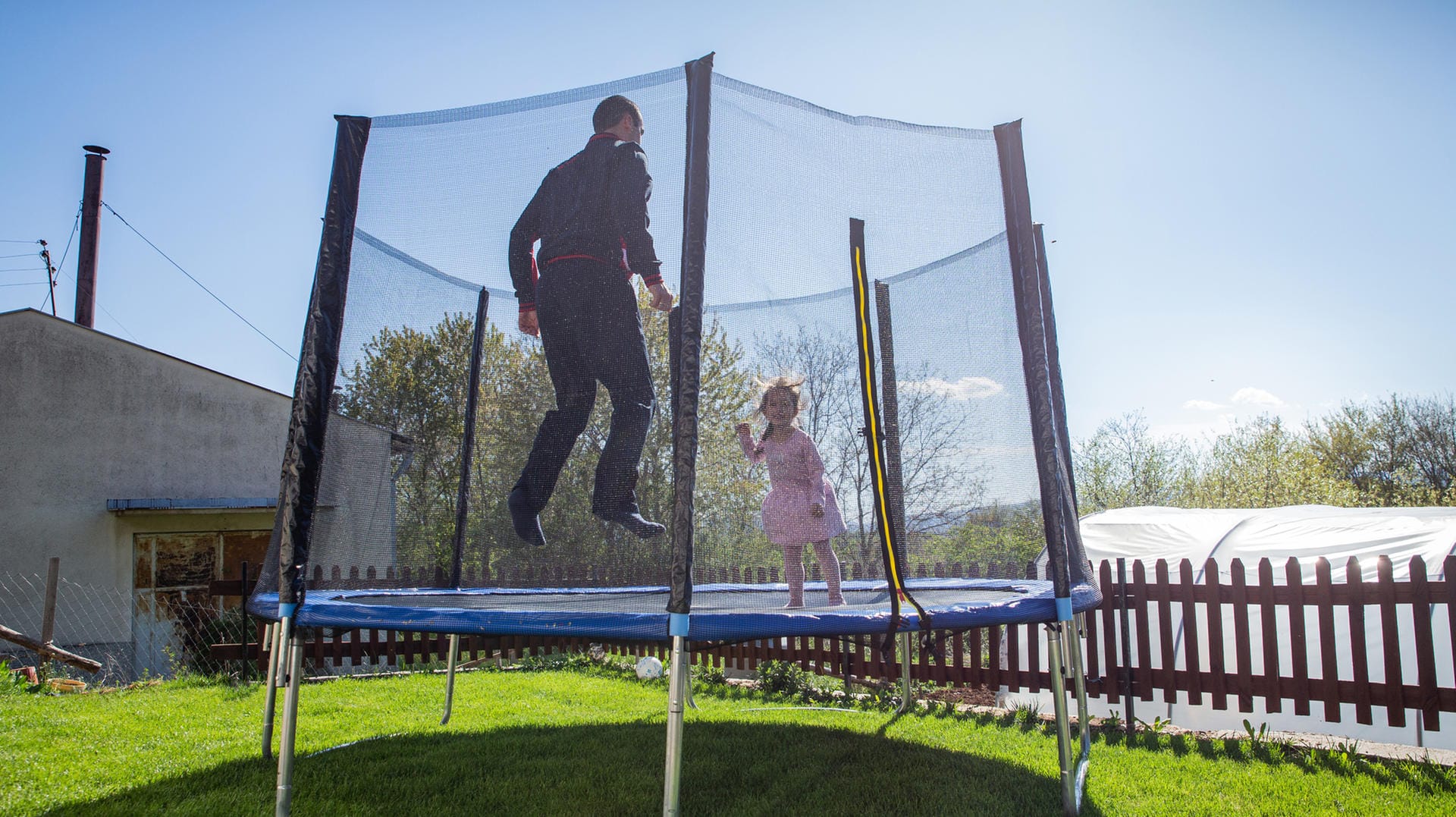 Im Gartentrampolin-Vergleich zeigen wir empfehlenswerte Modelle für Sport und Spielspaß.