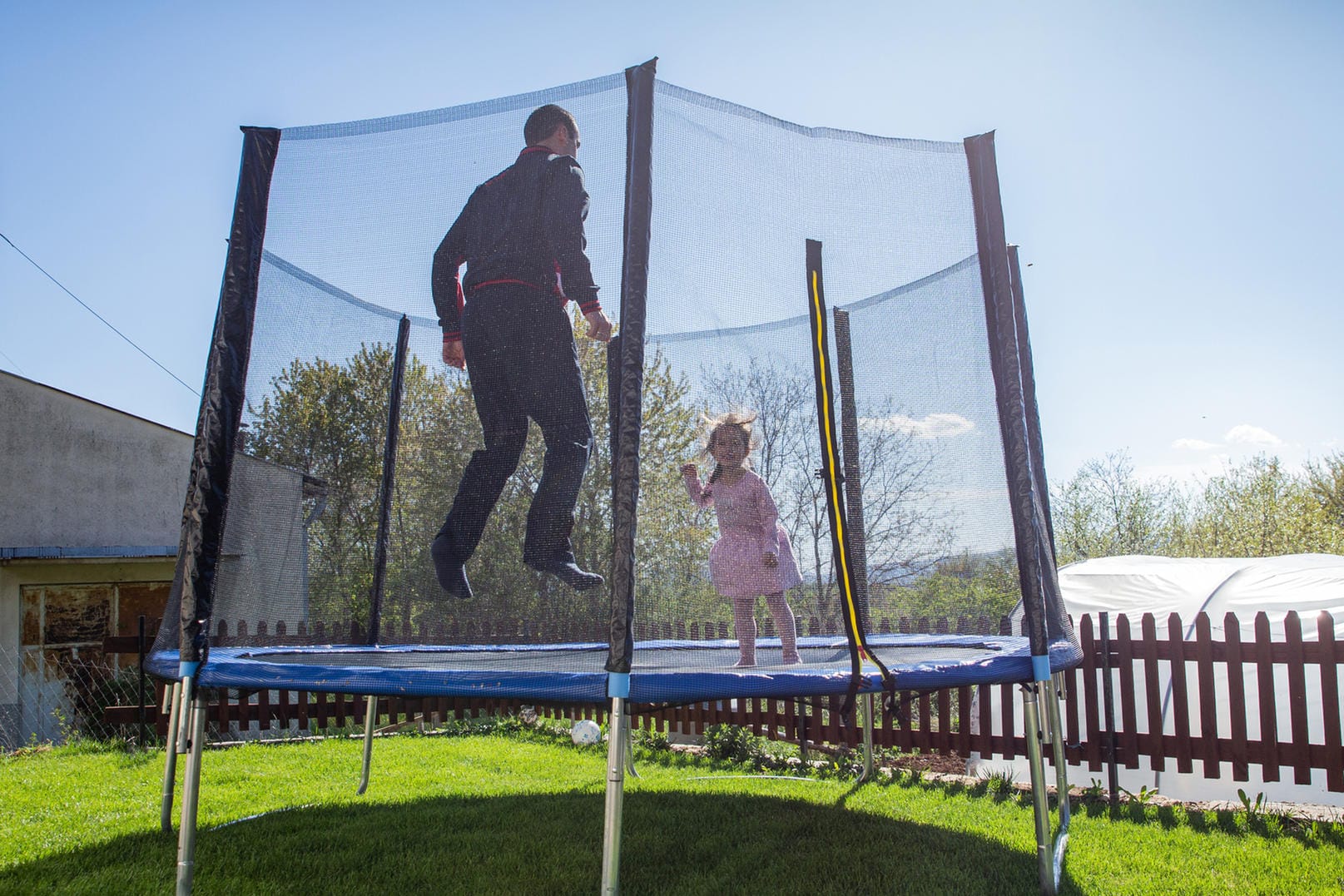 Im Gartentrampolin-Vergleich zeigen wir empfehlenswerte Modelle für Sport und Spielspaß.