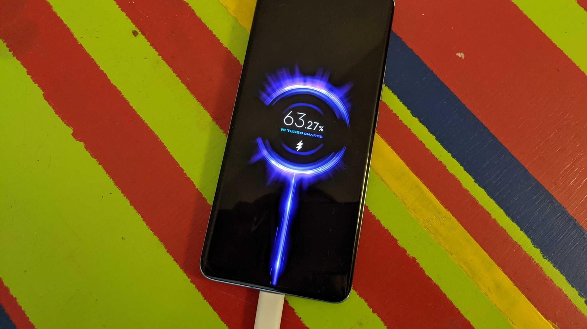 Das Xiaomi Mi 11 lädt im Turbogang: Dem Gerät liegt ein 55-Watt-Ladegerät bei.