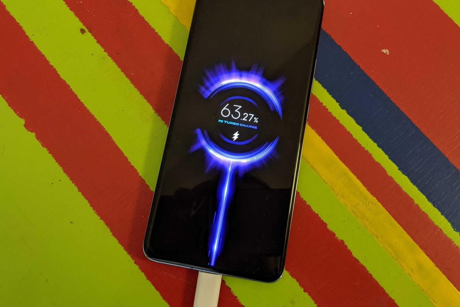 Das Xiaomi Mi 11 lädt im Turbogang: Dem Gerät liegt ein 55-Watt-Ladegerät bei.