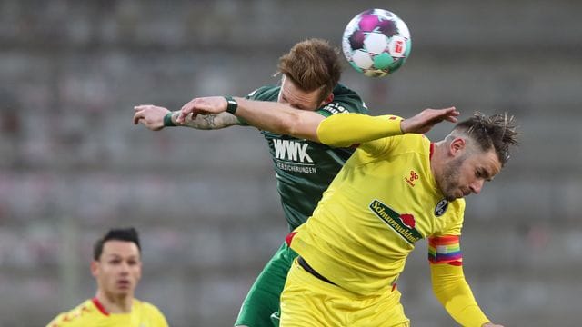 Gelb statt rot: Der Freiburgs (rechts Christian Günter) trat gegen den FC Augsburg in den Auswärtsfarben an.