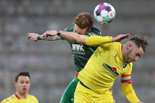 Gelb statt rot: Der Freiburgs (rechts Christian Günter) trat gegen den FC Augsburg in den Auswärtsfarben an.