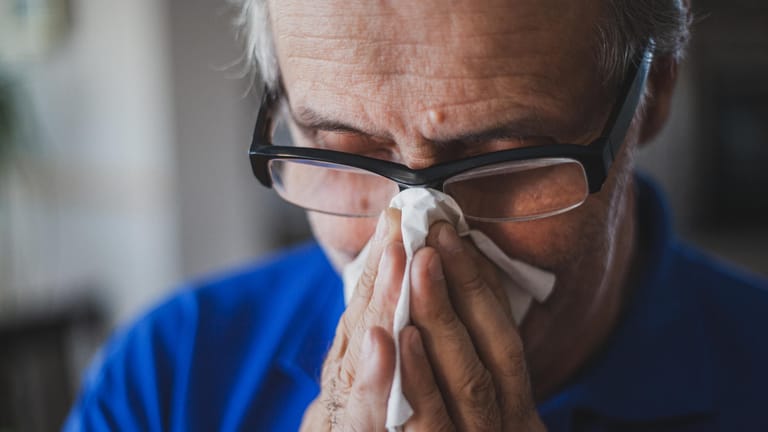Verstopfte Nase: Eine Erkältung ist die häufigste Ursache dafür.