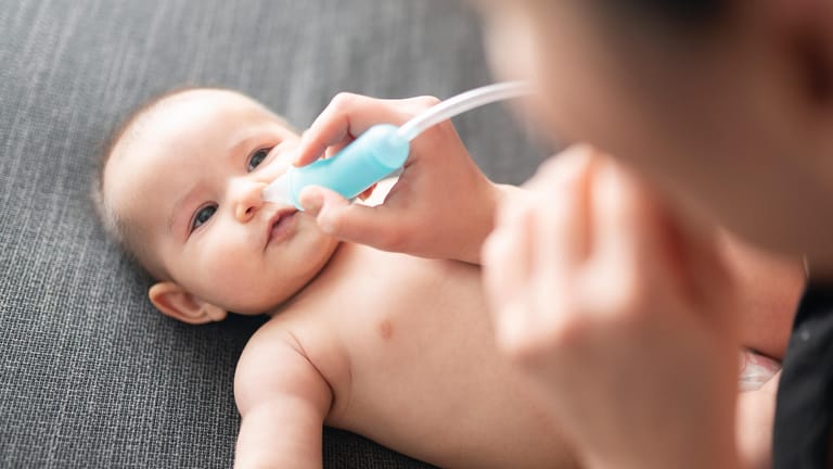 Schnell handeln: Wenn Babys verstopfte Nasen haben, können Nasentropfen helfen.