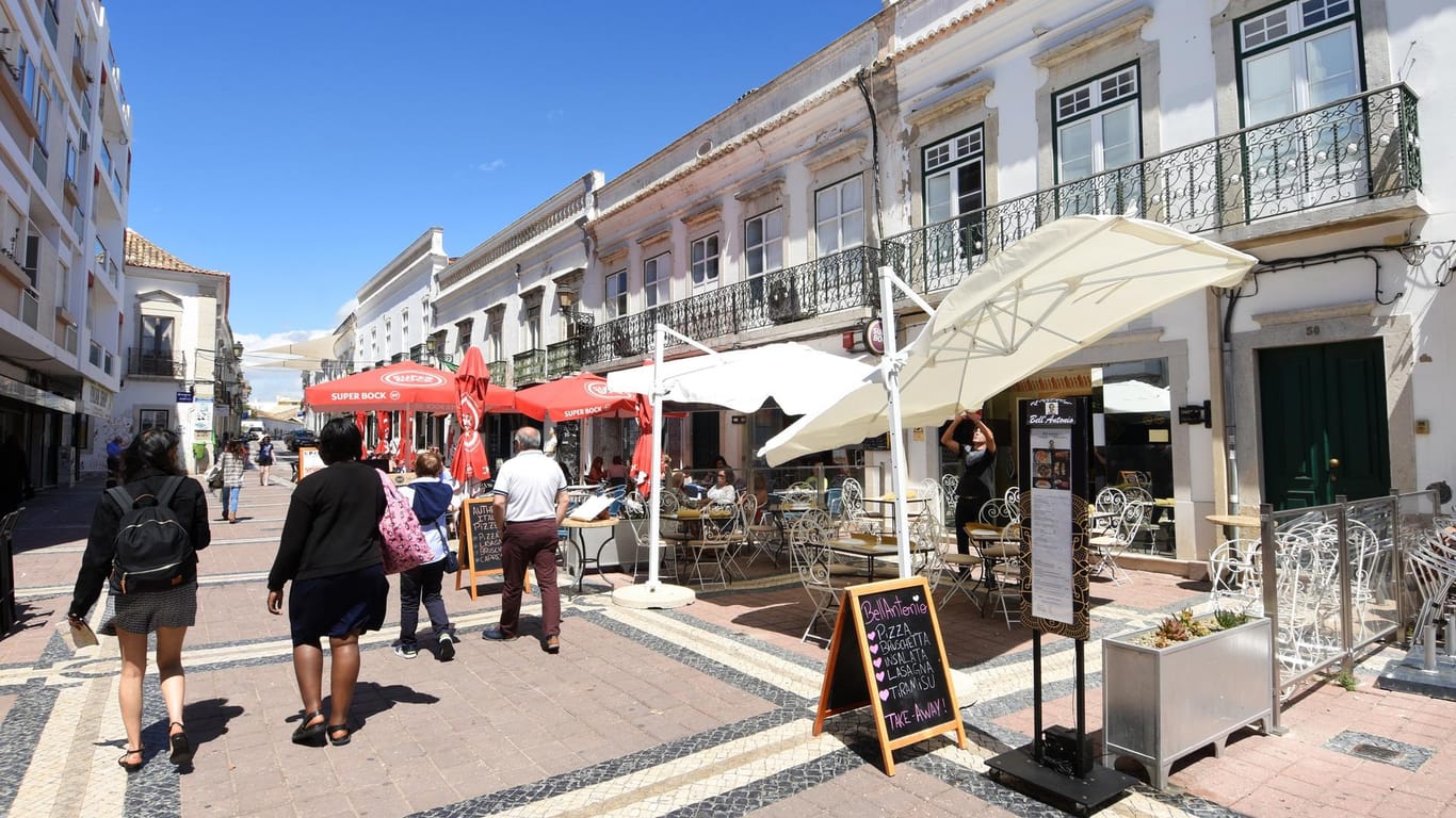 Touristen an der Algarve: Viele Regionen in Portugal gelten nicht mehr als Risikogebiete.