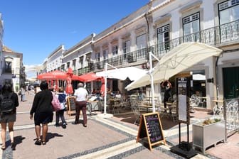 Touristen an der Algarve: Viele Regionen in Portugal gelten nicht mehr als Risikogebiete.