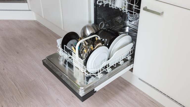 In der Küche: Eine geöffnete Spülmaschine mit Geschirr.