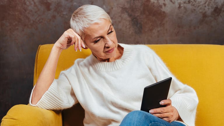 Ältere Frau mit Tablet (Symbolbild): Die Pensionskasse gilt als Klassiker der betrieblichen Altersvorsorge.
