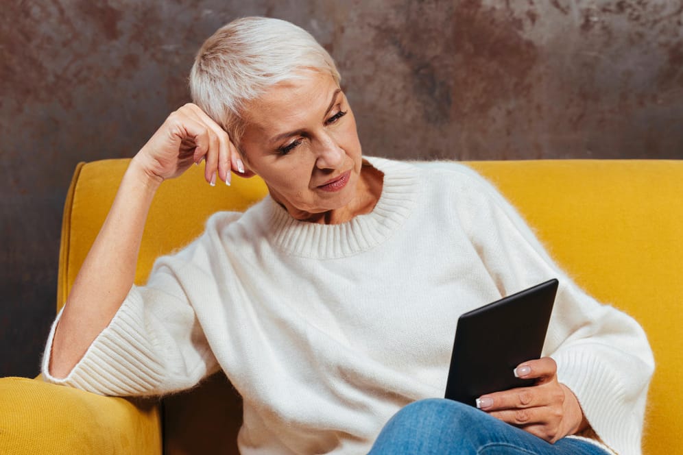Ältere Frau mit Tablet (Symbolbild): Die Pensionskasse gilt als Klassiker der betrieblichen Altersvorsorge.