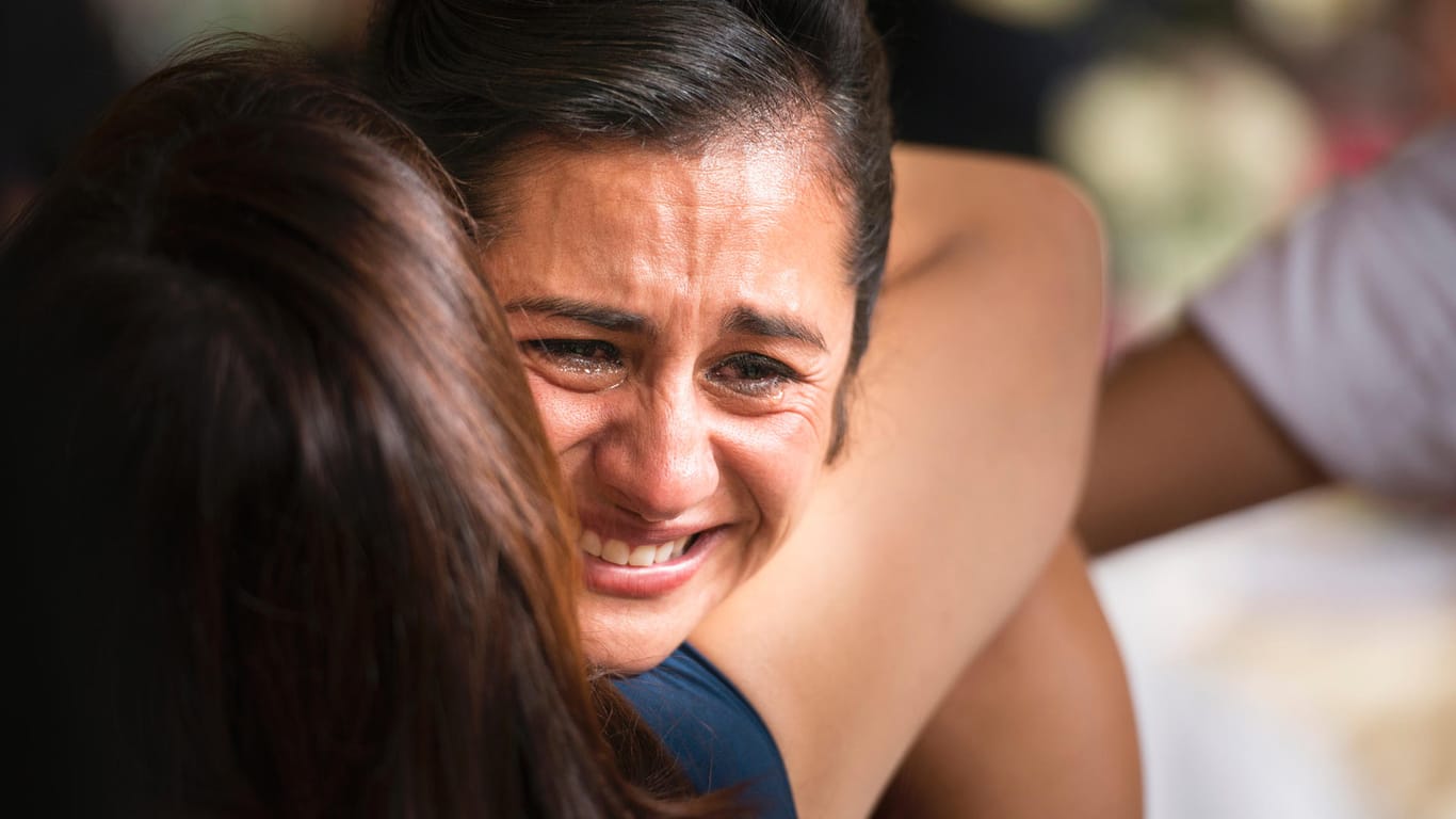 Eine weinende Frau umarmt ihre Tochter: Nach über einem Jahr Corona-Krise liegen in vielen Familien die Nerven blank.