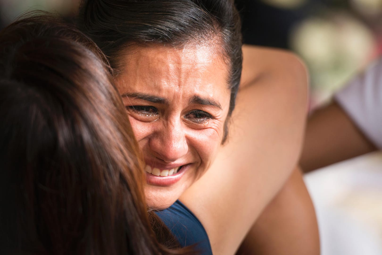 Eine weinende Frau umarmt ihre Tochter: Nach über einem Jahr Corona-Krise liegen in vielen Familien die Nerven blank.