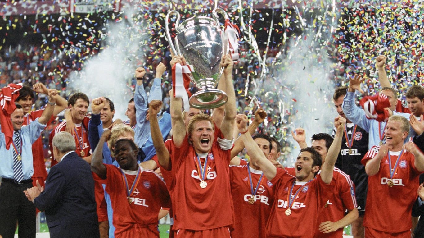 Der größte Erfolg in seiner Spielerkarriere: Stefan Effenberg im Jahr 2001 mit der Champions-League-Trophäe, nachdem er den FC Bayern als Kapitän zu diesem Triumph geführt hat.