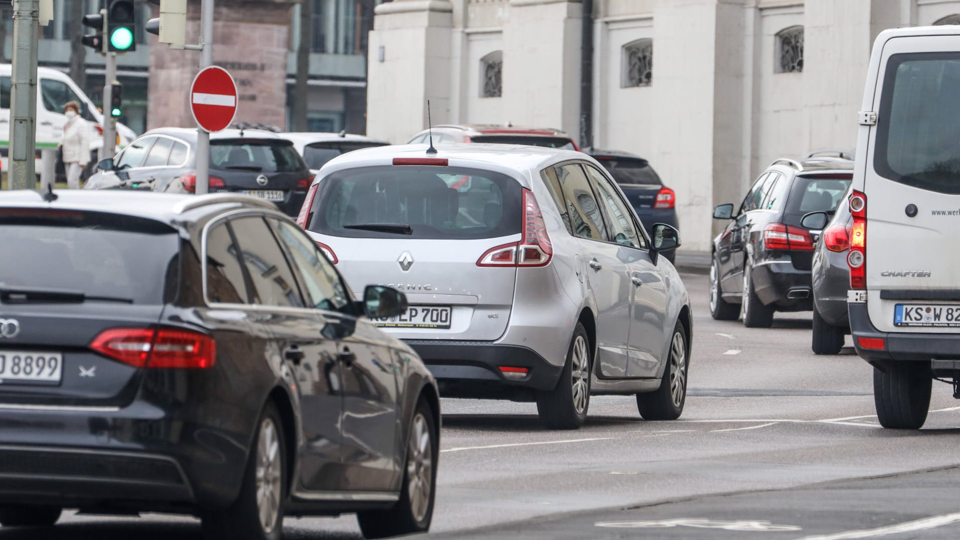 Mehrere Autos, die auf einer Straße in Kassel fahren.