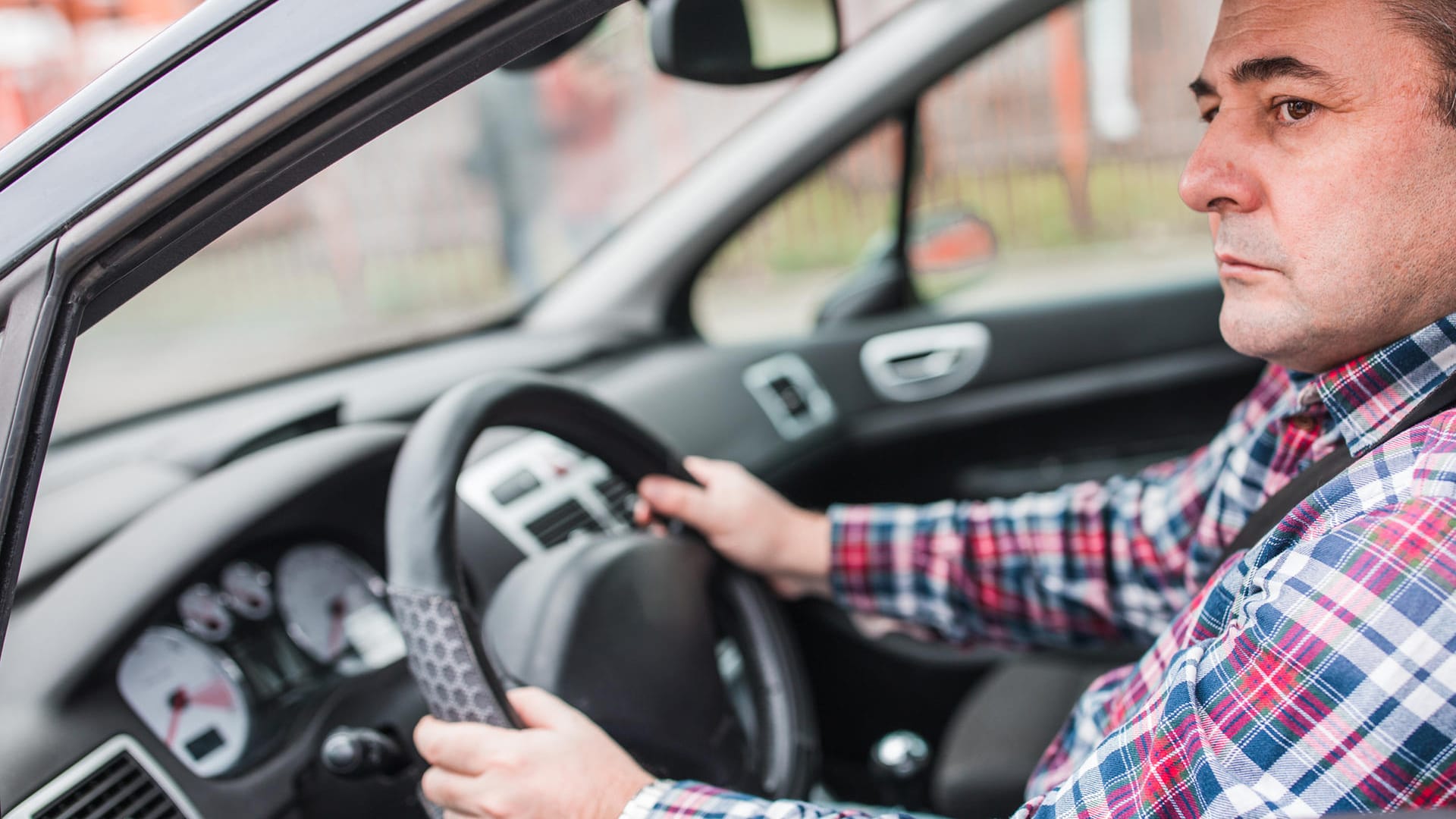 Parken: Um sich und andere nicht zu gefährden, ist beim Aussteigen Vorsicht geboten.