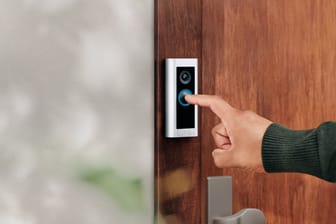 Türsprechanlagen mit Video sorgen für Sicherheit und zeigen den Besuch vor der Haustür.