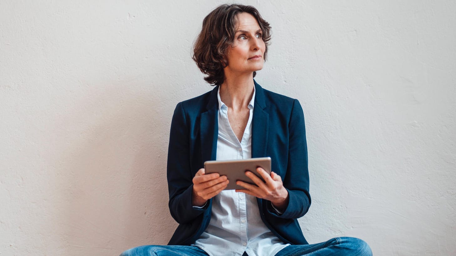 Frau mit Tablet (Symbolbild): Bevor Sie ein Girokonto eröffnen, sollten Sie mehrere Konten miteinander vergleichen.