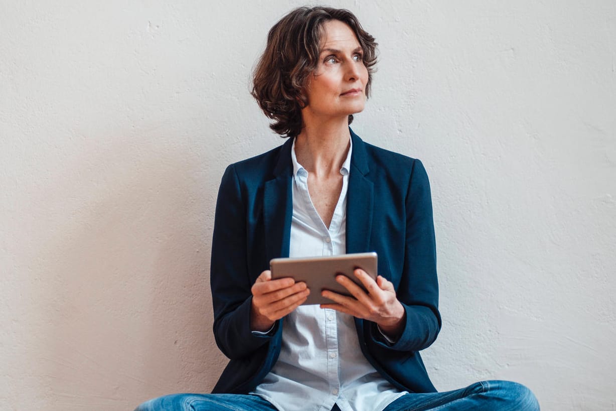 Frau mit Tablet (Symbolbild): Bevor Sie ein Girokonto eröffnen, sollten Sie mehrere Konten miteinander vergleichen.
