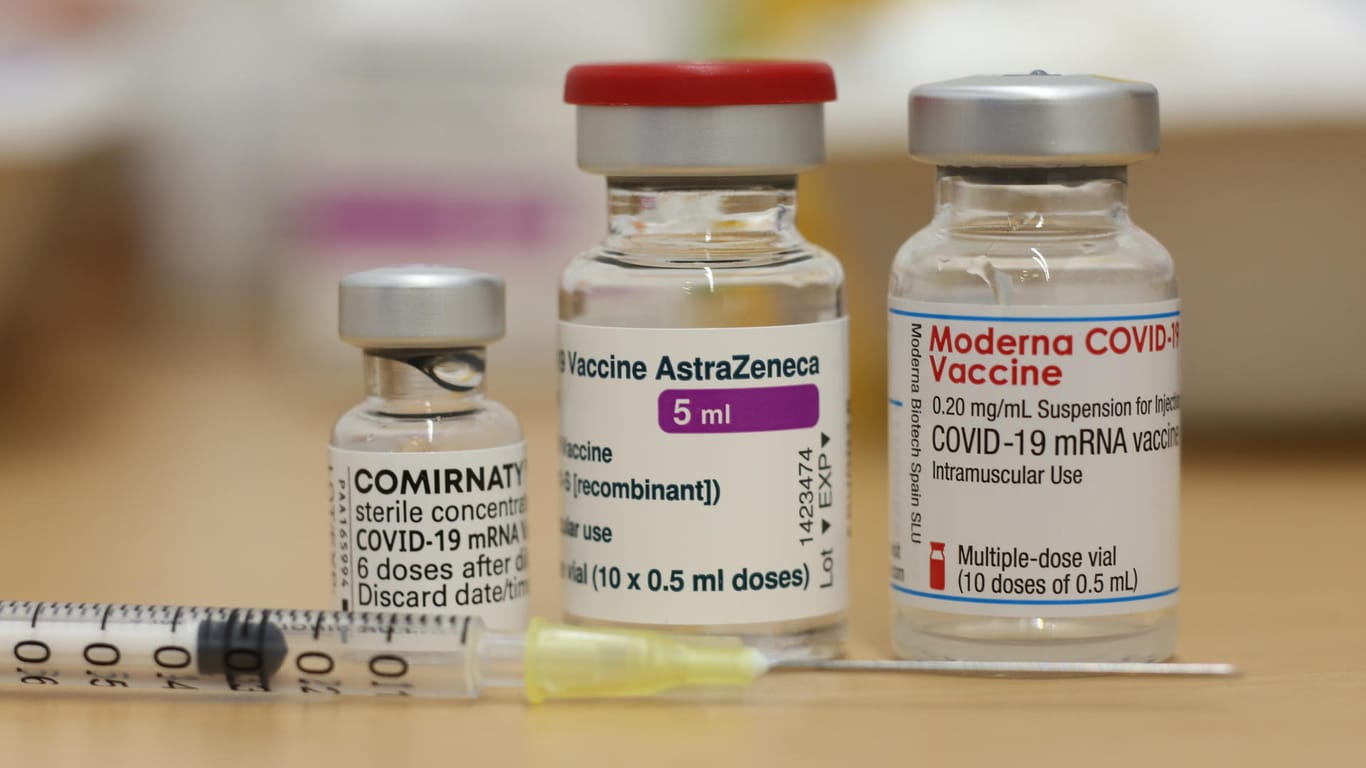 Ampullen mit dem Corona-Impfstoff von Biontech, Astrazeneca und Moderna: Sie werden derzeit in Deutschland verimpft.