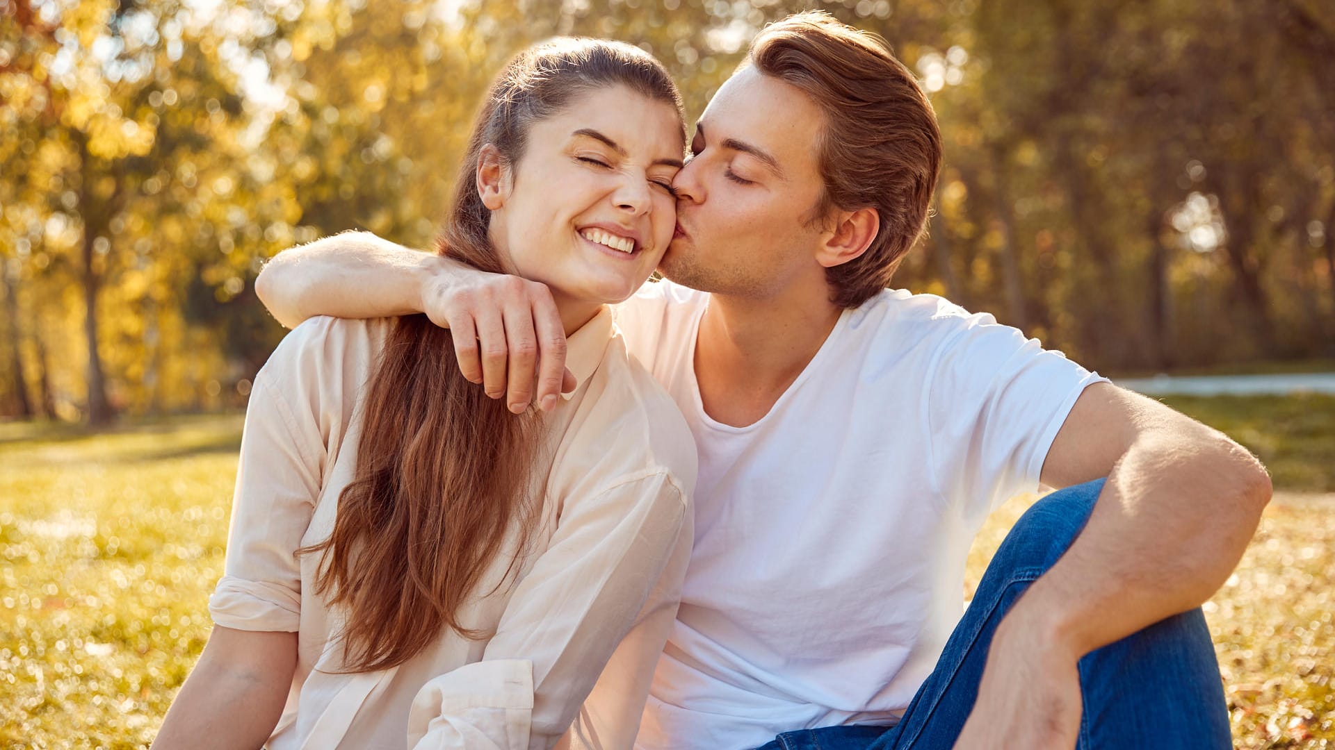 T-Shirts für Damen und Herren radikal reduziert: Lässig, aber elegant in den Frühling.