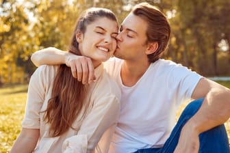 T-Shirts für Damen und Herren radikal reduziert: Lässig, aber elegant in den Frühling.