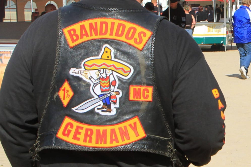 Eine Kutte der "Bandidos" (Symbolbild): Das Land NRW hat eine weitere Rockergruppierung verboten.