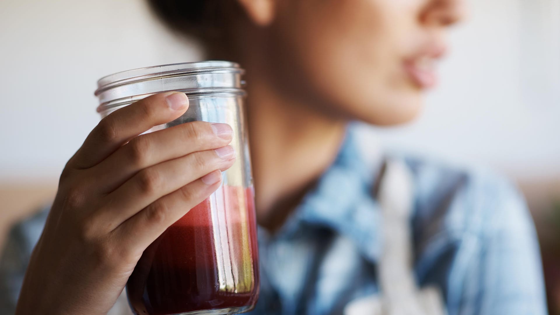 Trinken: Tomatensaft enthält wertvolle Wirkstoffe, die Herz und Gefäße stärken.